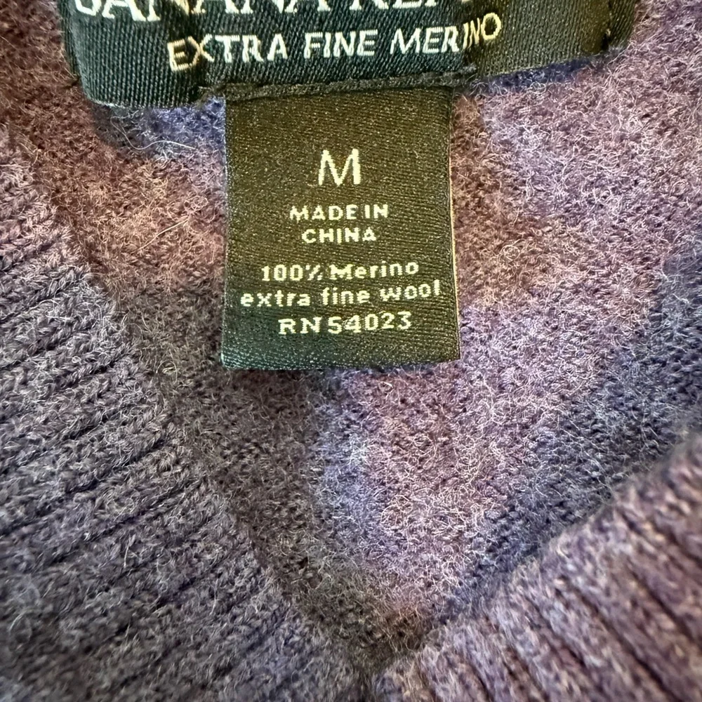 Banana Republic Merino Purple V-Neck sweater Men’s size M